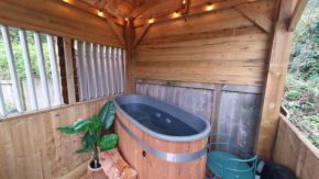 Bijou Coastal Apartment in Polperro With Hot Tub Onsite Parking Downhill Walk To Village